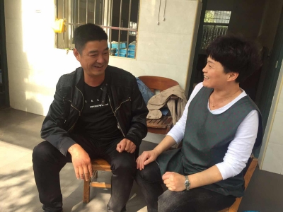 黨員走訪職工家屬，為同事解決疑難問題