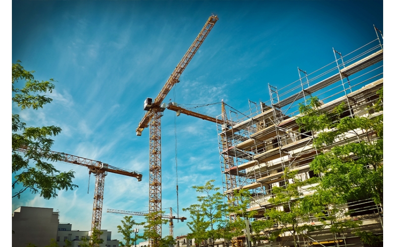 建筑施工項(xiàng)目管理項(xiàng)目是建筑施工企業(yè)最基本的業(yè)務(wù)單元，企業(yè)開(kāi)展數(shù)字化轉(zhuǎn)型要以項(xiàng)目為基石，緊緊圍繞不同項(xiàng)目類(lèi)型、階段、業(yè)務(wù)全場(chǎng)景開(kāi)展，最終實(shí)現(xiàn)企業(yè)數(shù)字化轉(zhuǎn)型升級(jí)。隨著工程建設(shè)項(xiàng)目投資規(guī)模增長(zhǎng)，建筑物形式多樣、體量大、結(jié)構(gòu)復(fù)雜，同時(shí)建筑施工周期長(zhǎng)，使用的材料品種多，耗用量大。建筑施工項(xiàng)目管理主要呈現(xiàn)以下特點(diǎn)。覆蓋面廣建筑施工項(xiàng)目管理綜合性強(qiáng)、涉及面廣，需要工程、商務(wù)、技術(shù)等部門(mén)多方協(xié)同，同時(shí)還涉及建筑、